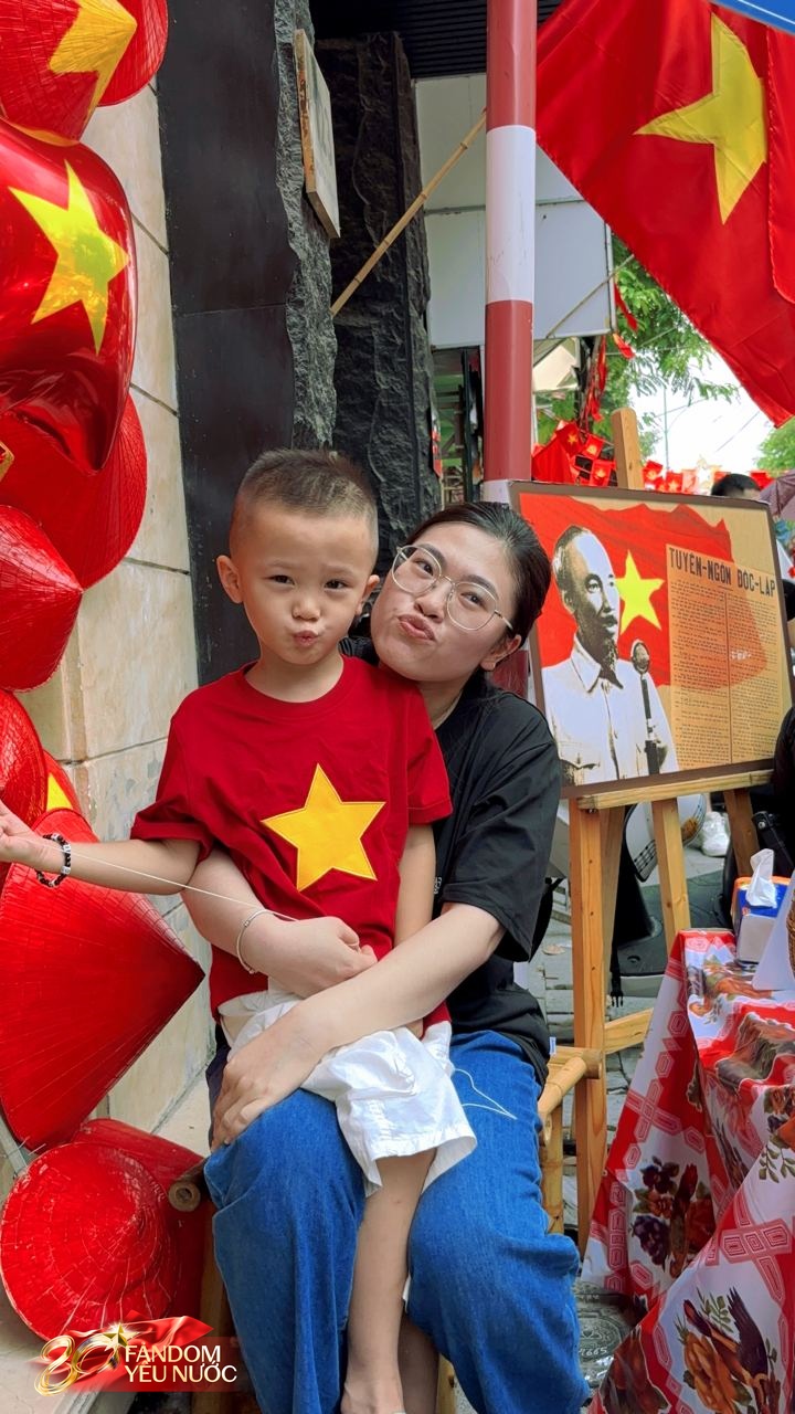 Quý tử nhà Duy Mạnh hot nhất phố Nguyễn Thái Học, được người dân đi xem tổng hợp luyện A80 thi nhau xin chụp ảnh- Ảnh 5. Quý tử nhà Duy Mạnh hot nhất phố Nguyễn Thái Học, được người dân đi xem tổng hợp luyện A80 thi nhau xin chụp ảnh- Ảnh 5.