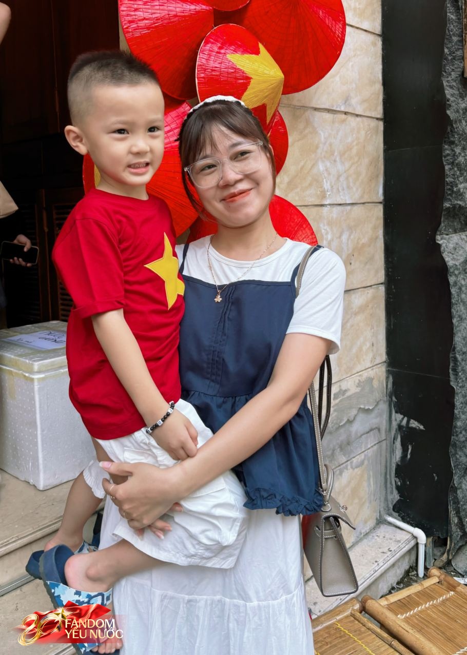 Quý tử nhà Duy Mạnh hot nhất phố Nguyễn Thái Học, được người dân đi xem tổng hợp luyện A80 thi nhau xin chụp ảnh- Ảnh 3. Quý tử nhà Duy Mạnh hot nhất phố Nguyễn Thái Học, được người dân đi xem tổng hợp luyện A80 thi nhau xin chụp ảnh- Ảnh 3.