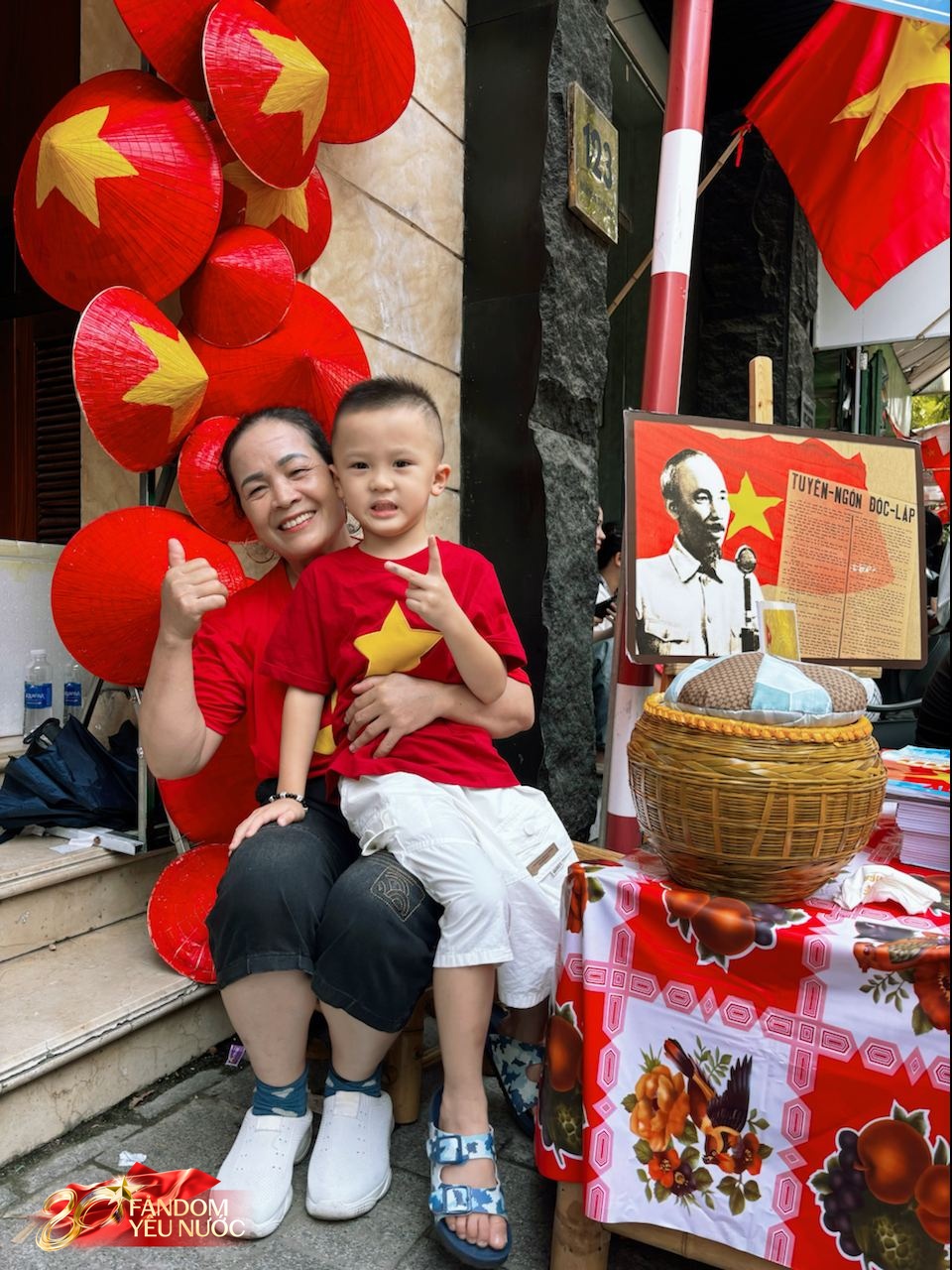 Quý tử nhà Duy Mạnh hot nhất phố Nguyễn Thái Học, được người dân đi xem tổng hợp luyện A80 thi nhau xin chụp ảnh- Ảnh 2. Quý tử nhà Duy Mạnh hot nhất phố Nguyễn Thái Học, được người dân đi xem tổng hợp luyện A80 thi nhau xin chụp ảnh- Ảnh 2.