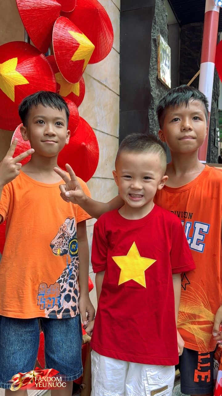 Quý tử nhà Duy Mạnh hot nhất phố Nguyễn Thái Học, được người dân đi xem tổng hợp luyện A80 thi nhau xin chụp ảnh- Ảnh 7. Quý tử nhà Duy Mạnh hot nhất phố Nguyễn Thái Học, được người dân đi xem tổng hợp luyện A80 thi nhau xin chụp ảnh- Ảnh 7.