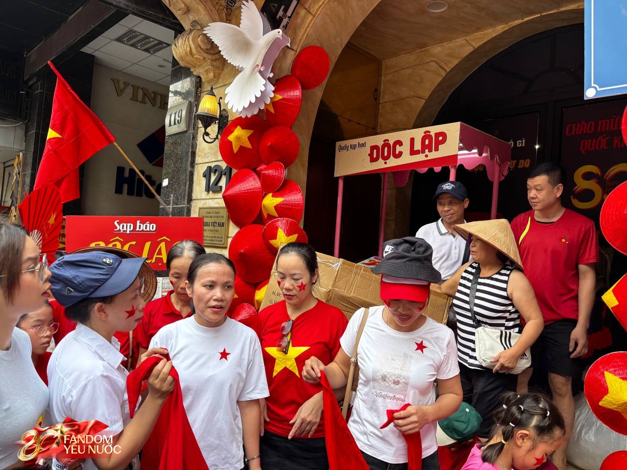 Quý tử nhà Duy Mạnh hot nhất phố Nguyễn Thái Học, được người dân đi xem tổng hợp luyện A80 thi nhau xin chụp ảnh- Ảnh 12. Quý tử nhà Duy Mạnh hot nhất phố Nguyễn Thái Học, được người dân đi xem tổng hợp luyện A80 thi nhau xin chụp ảnh- Ảnh 12.