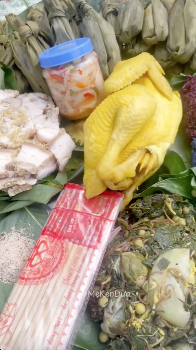 Chủ nhân mâm xôi gà xem diễu binh đang hot nhất MXH: Đi từ 3h30, mang toàn đặc sản quê nhà đến Hà Nội- Ảnh 1.