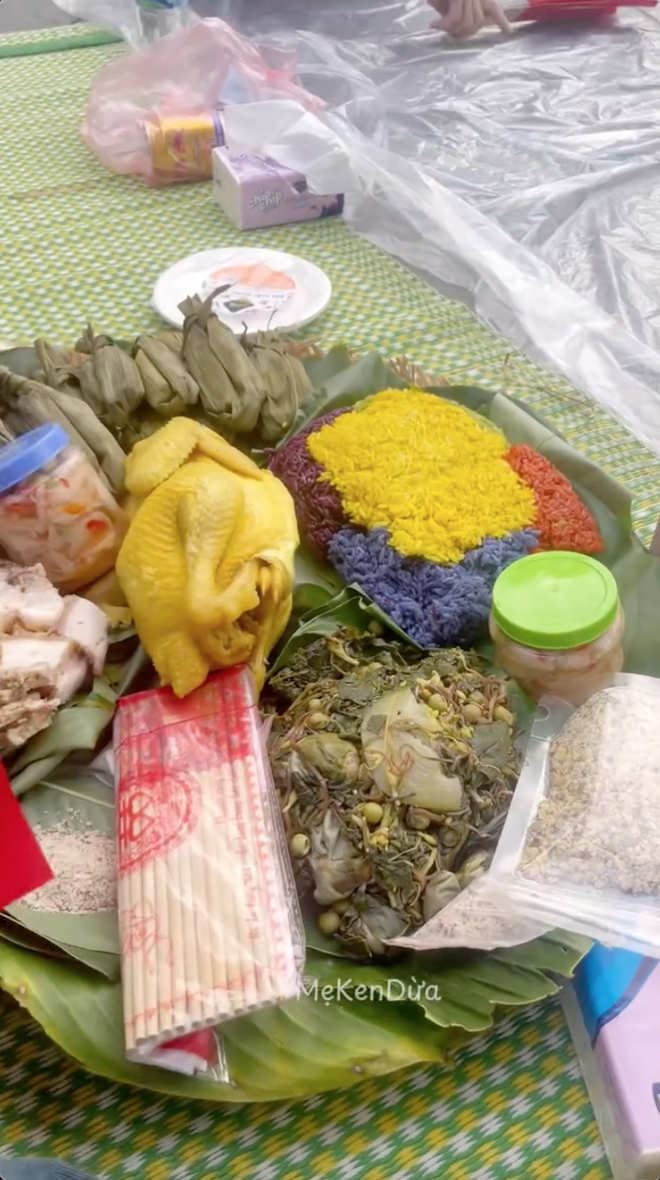 Chủ nhân mâm xôi gà xem diễu binh đang hot nhất MXH: Đi từ 3h30, mang toàn đặc sản quê nhà đến Hà Nội- Ảnh 3.