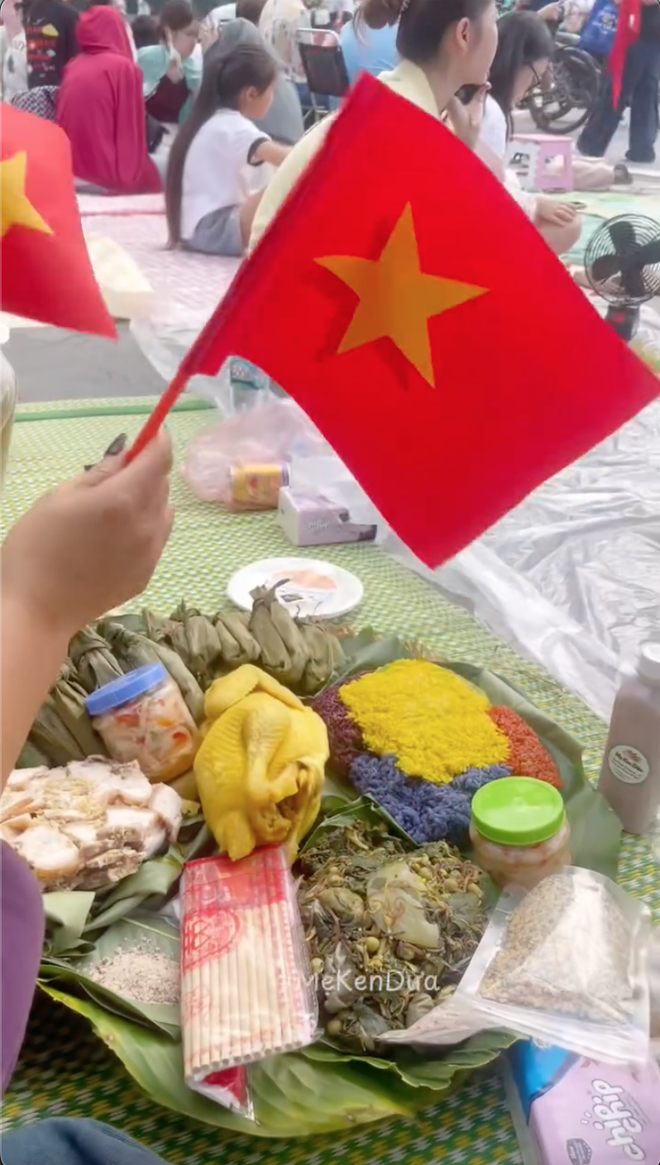 Chủ nhân mâm xôi gà xem diễu binh đang hot nhất MXH: Đi từ 3h30, mang toàn đặc sản quê nhà đến Hà Nội- Ảnh 4.