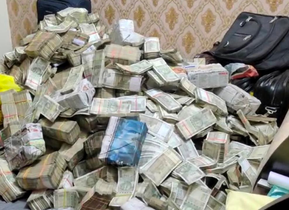 Đột kích nhà riêng của kỹ sư thuỷ lợi lương 3 triệu/tháng, tịch thu 7 căn nhà, 19 mảnh đất cùng số vàng, trang sức trị giá 170 tỷ đồng- Ảnh 1.