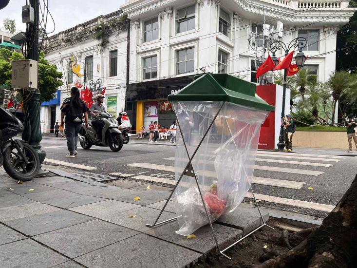 Ra quân gom rác, tình nguyện viên giữ phố sạch dịp Đại lễ - Ảnh 8.