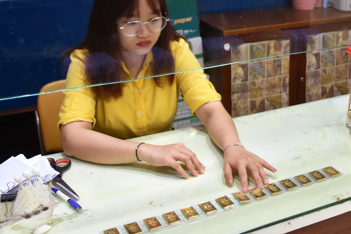 Giá vàng hôm nay 24-8: Cửa hàng nhỏ đẩy giá vàng miếng SJC lên 128 triệu đồng/lượng- Ảnh 1. Giá vàng hôm nay 24-8: Cửa hàng nhỏ đẩy giá vàng miếng SJC lên 128 triệu đồng/lượng- Ảnh 1.