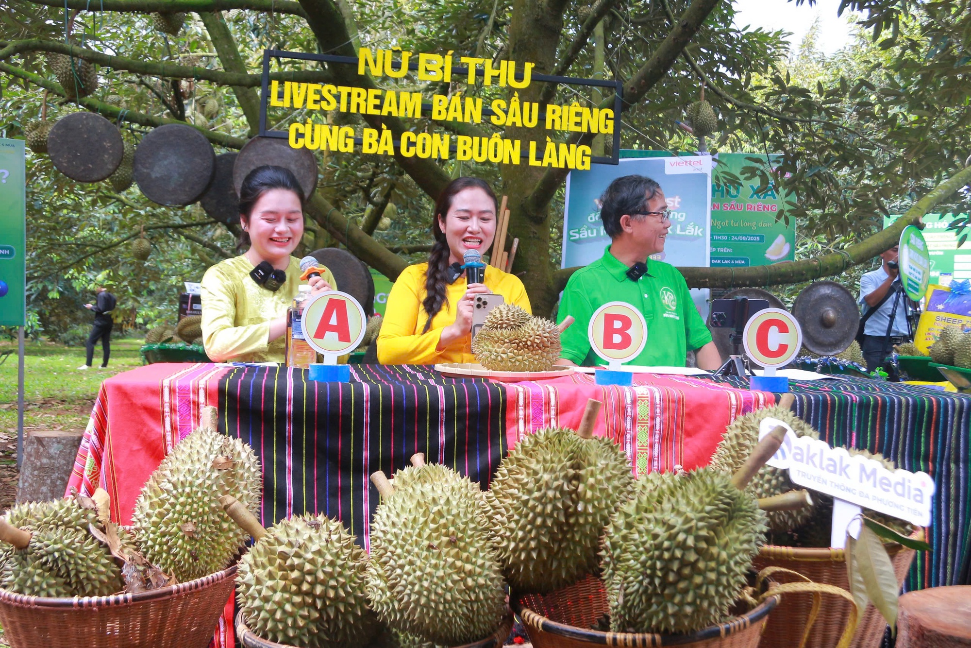 Nữ bí thư xã livestream bán sầu riêng giúp nông dân - Ảnh 1.