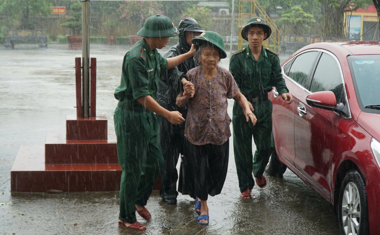 Trước giờ G bão số 5 Kajiki đổ bộ, mưa trắng trời, cây đổ, gió giật mạnh