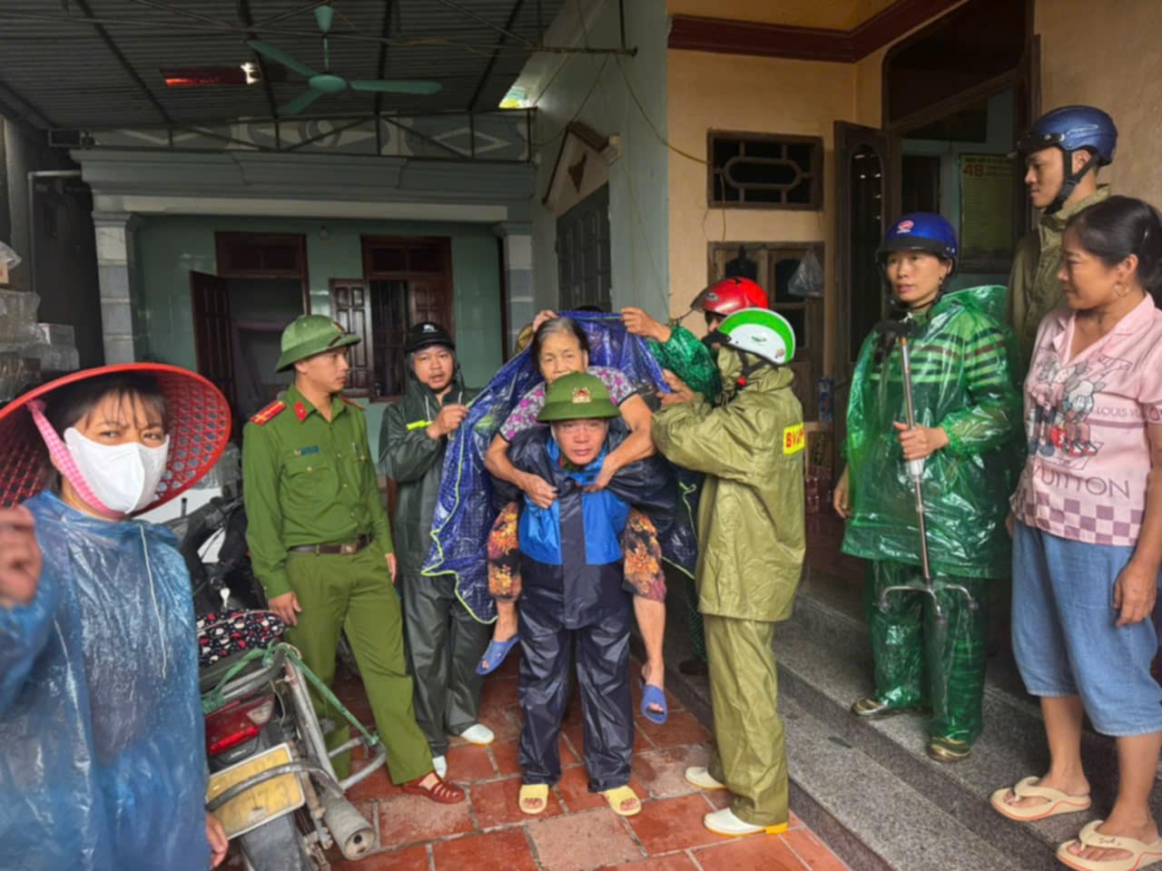 Trước giờ G bão số 5 Kajiki đổ bộ, mưa trắng trời, cây đổ, gió giật mạnh