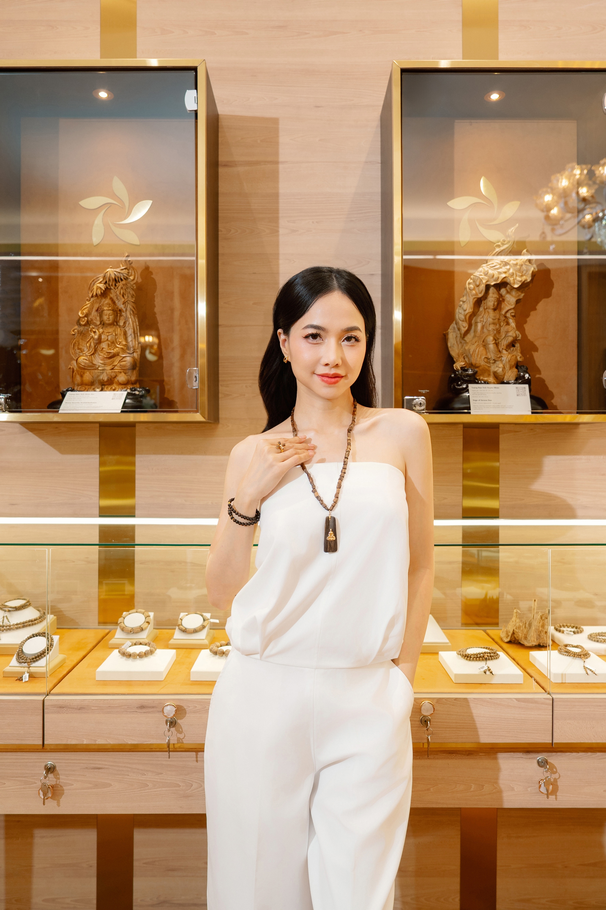 Thiên Mộc Hương & Đinh Ngọc Diệp: Mở khóa nội lực bằng di sản trầm Việt - Ảnh 2. Thiên Mộc Hương & Đinh Ngọc Diệp: Mở khóa nội lực bằng di sản trầm Việt - Ảnh 2.