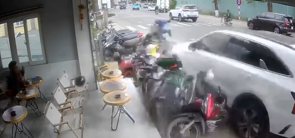 Nguyên nhân vụ ô tô tông hàng loạt xe máy, hất văng người xuống đường- Ảnh 1.