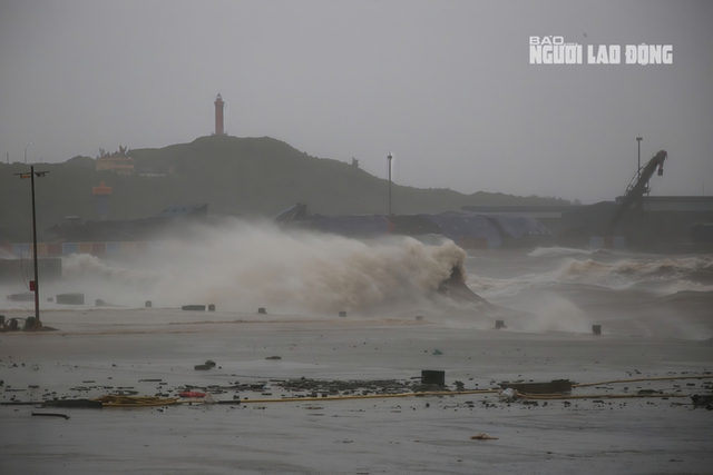 Bão số 5 bất ngờ đứng yên suốt 3 tiếng trước khi đổ bộ có thể gây ra nguy hiểm gì?- Ảnh 1.