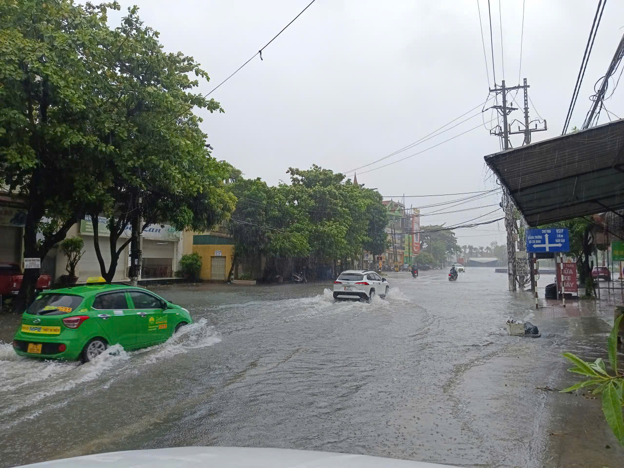 Hỏa tốc yêu cầu người dân không ra đường, cấm đường tạm thời để ứng phó bão số 5 Hỏa tốc yêu cầu người dân không ra đường, cấm đường tạm thời để ứng phó bão số 5