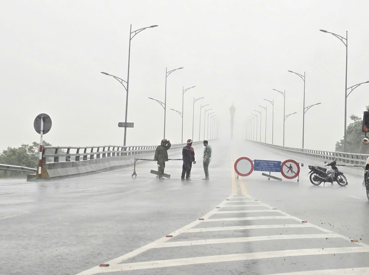 Trước giờ G bão số 5 Kajiki đổ bộ, mưa trắng trời, cây đổ, gió giật mạnh