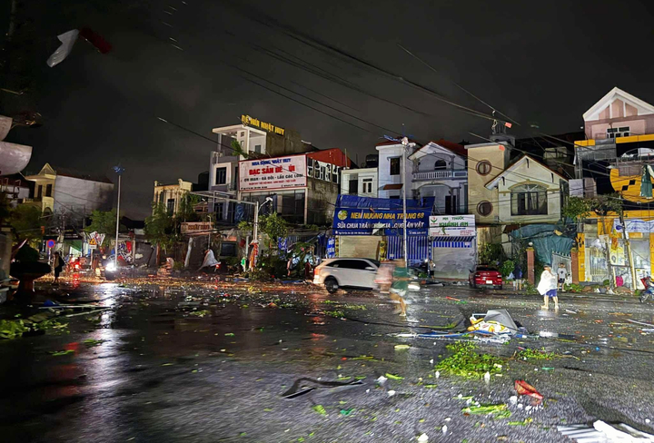 Dông lốc quét qua Ninh Bình, hất đổ loạt ô tô và nhà dân, 1 người tử vong- Ảnh 5.