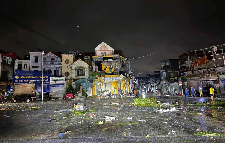 Dông lốc quét qua Ninh Bình, hất đổ loạt ô tô và nhà dân, 1 người tử vong- Ảnh 2.