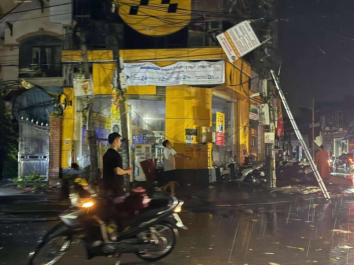 Dông lốc quét qua Ninh Bình, hất đổ loạt ô tô và nhà dân, 1 người tử vong- Ảnh 4.