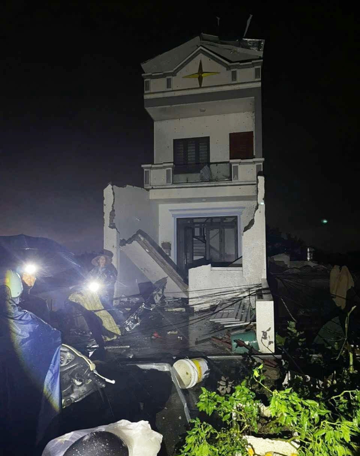 Dông lốc quét qua Ninh Bình, hất đổ loạt ô tô và nhà dân, 1 người tử vong- Ảnh 3.