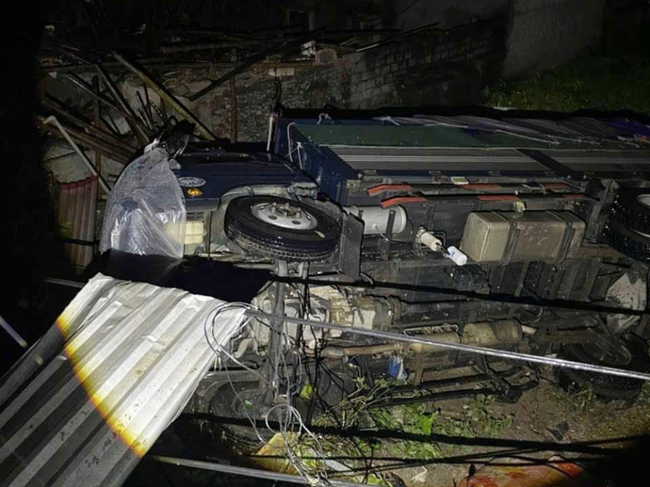 Dông lốc quét qua Ninh Bình, hất đổ loạt ô tô và nhà dân, 1 người tử vong- Ảnh 6.