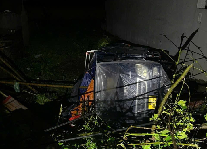 Dông lốc quét qua Ninh Bình, hất đổ loạt ô tô và nhà dân, 1 người tử vong- Ảnh 7.