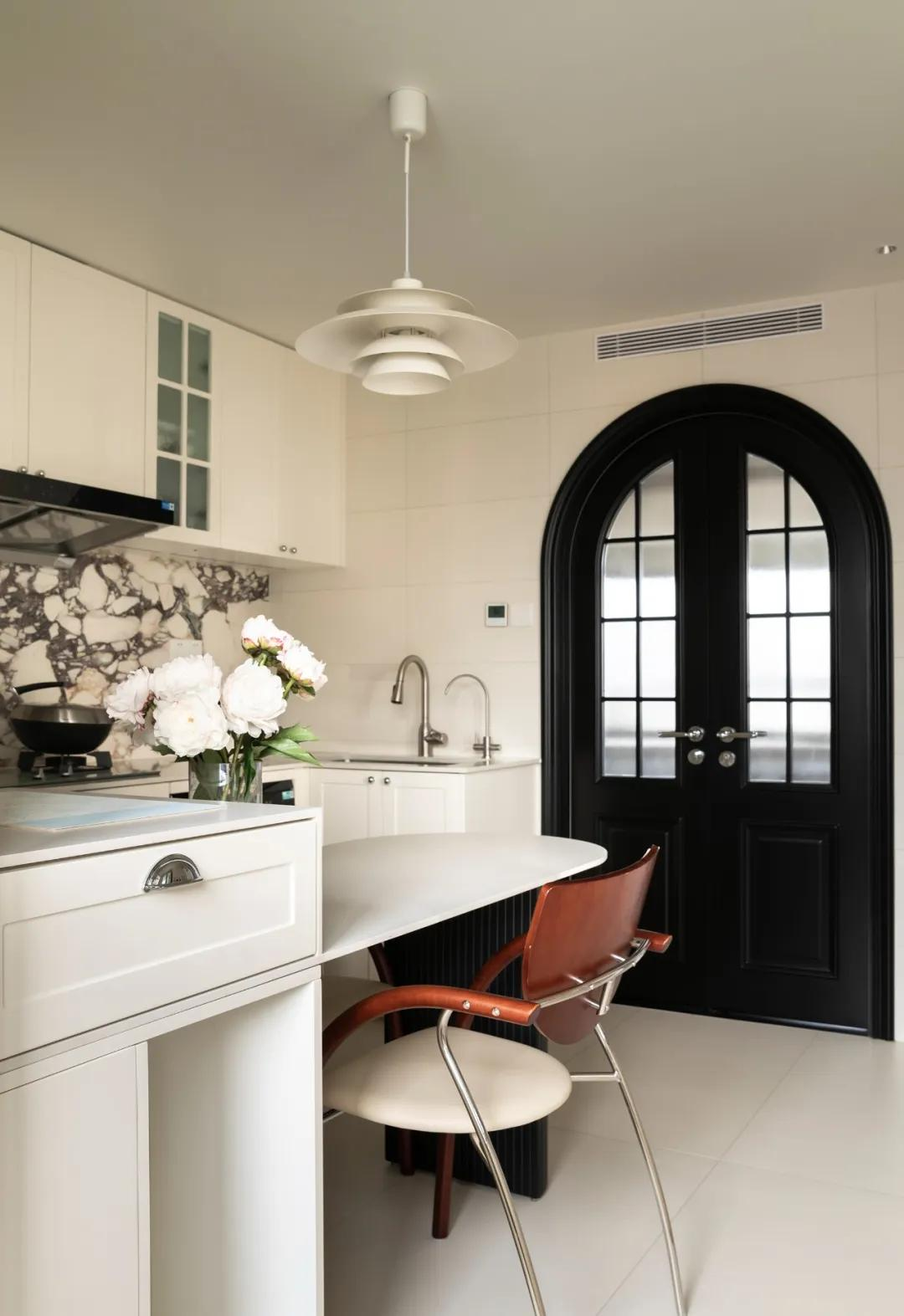 Ngôi nhà 100m² của cặp vợ chồng trung niên: Chi hơn 2 tỷ đồng biến căn hộ cũ thành “Thành phố hoa” ngay trong nhà- Ảnh 10. Ngôi nhà 100m² của cặp vợ chồng trung niên: Chi hơn 2 tỷ đồng biến căn hộ cũ thành “Thành phố hoa” ngay trong nhà- Ảnh 10.