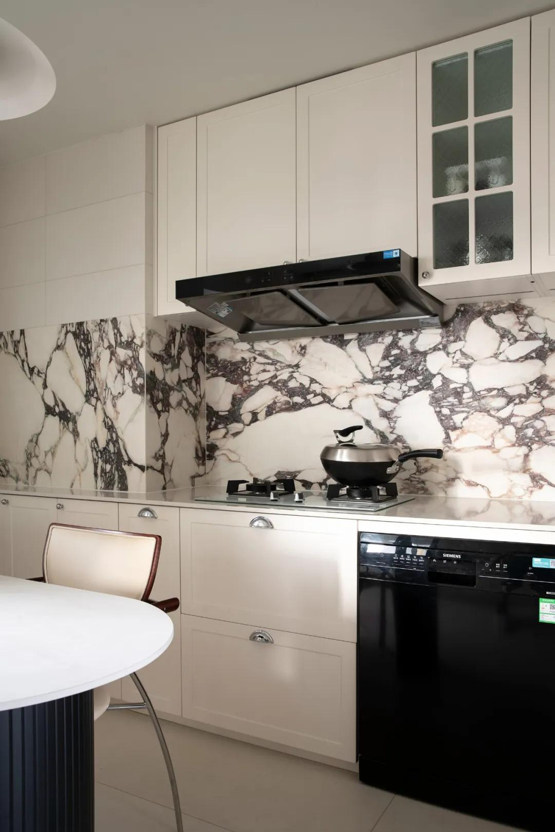 Ngôi nhà 100m² của cặp vợ chồng trung niên: Chi hơn 2 tỷ đồng biến căn hộ cũ thành “Thành phố hoa” ngay trong nhà- Ảnh 9. Ngôi nhà 100m² của cặp vợ chồng trung niên: Chi hơn 2 tỷ đồng biến căn hộ cũ thành “Thành phố hoa” ngay trong nhà- Ảnh 9.