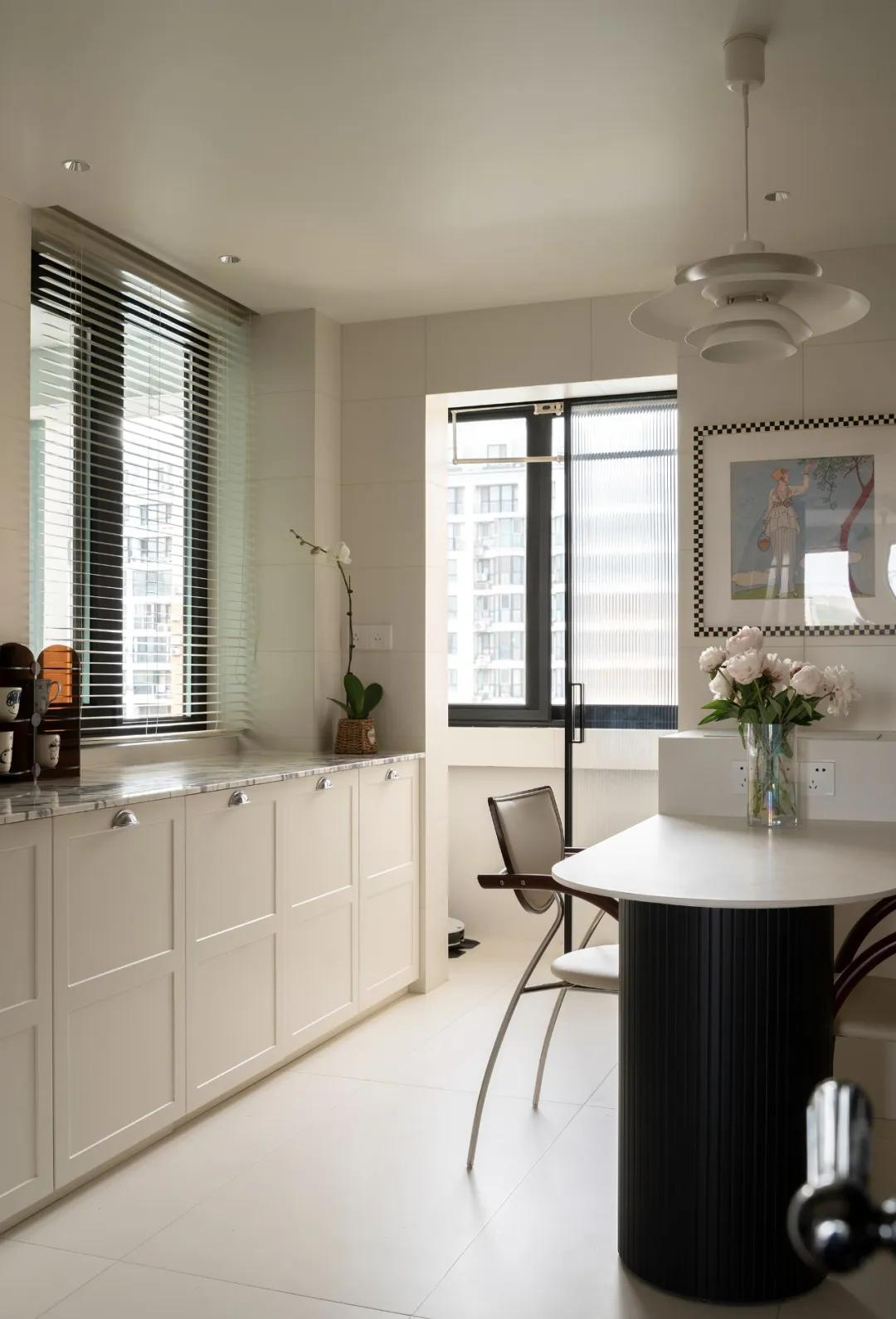 Ngôi nhà 100m² của cặp vợ chồng trung niên: Chi hơn 2 tỷ đồng biến căn hộ cũ thành “Thành phố hoa” ngay trong nhà- Ảnh 8. Ngôi nhà 100m² của cặp vợ chồng trung niên: Chi hơn 2 tỷ đồng biến căn hộ cũ thành “Thành phố hoa” ngay trong nhà- Ảnh 8.