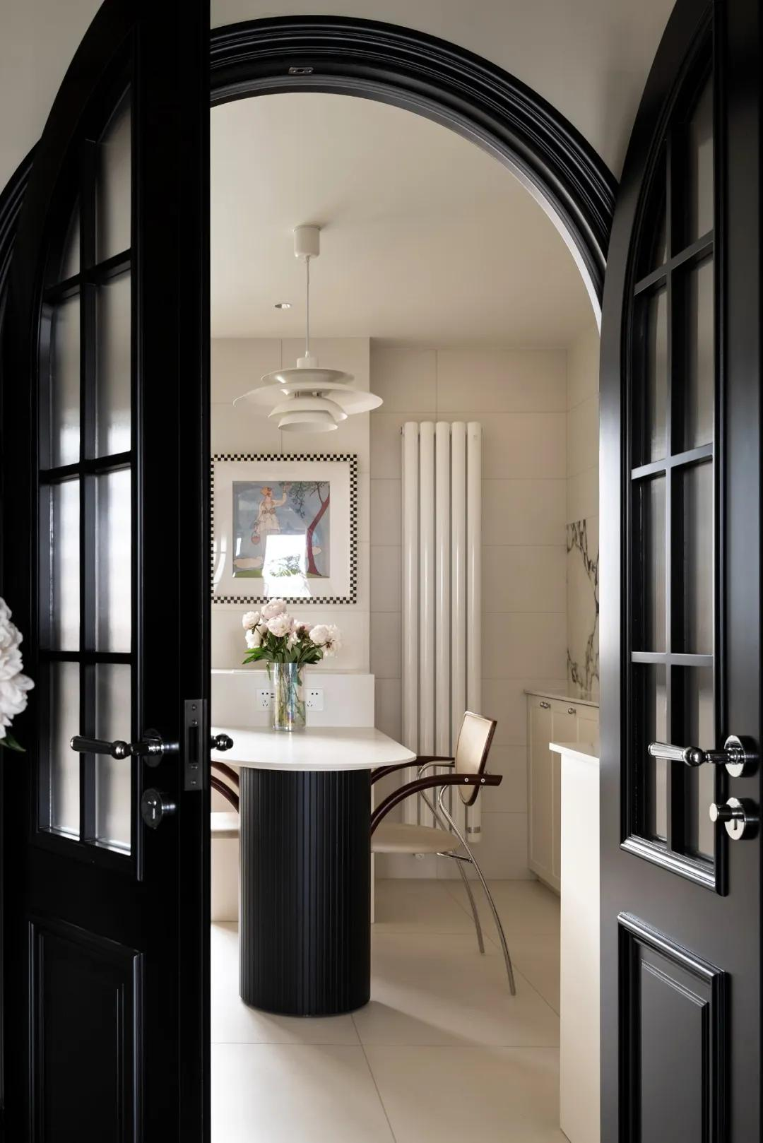 Ngôi nhà 100m² của cặp vợ chồng trung niên: Chi hơn 2 tỷ đồng biến căn hộ cũ thành “Thành phố hoa” ngay trong nhà- Ảnh 7. Ngôi nhà 100m² của cặp vợ chồng trung niên: Chi hơn 2 tỷ đồng biến căn hộ cũ thành “Thành phố hoa” ngay trong nhà- Ảnh 7.