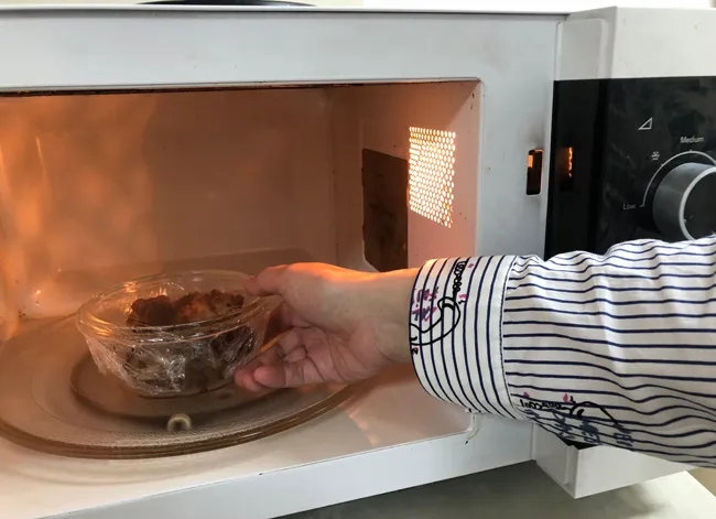 Nguy hiểm hơn cả thức ăn ôi thiu: Sai lầm khi dùng màng bọc thực phẩm mà 9/10 người mắc phải- Ảnh 2. Nguy hiểm hơn cả thức ăn ôi thiu: Sai lầm khi dùng màng bọc thực phẩm mà 9/10 người mắc phải- Ảnh 2.