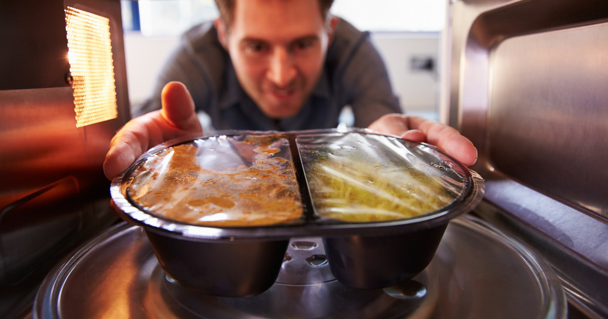 Nguy hiểm hơn cả thức ăn ôi thiu: Sai lầm khi dùng màng bọc thực phẩm mà 9/10 người mắc phải- Ảnh 3. Nguy hiểm hơn cả thức ăn ôi thiu: Sai lầm khi dùng màng bọc thực phẩm mà 9/10 người mắc phải- Ảnh 3.