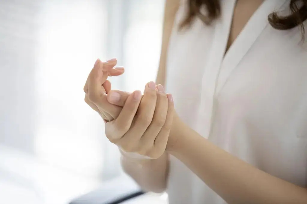 Một khi 5 "dấu hiệu xấu xí" này xuất hiện trên bàn tay, thận có thể đã bị "rỗng"! Ăn 3 "món" màu đen để thận khỏe- Ảnh 2.