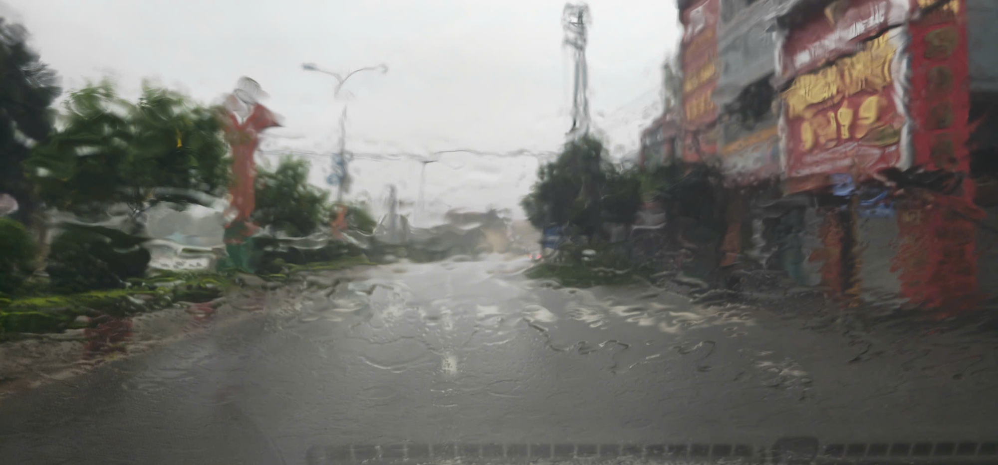 Bão số 5 (Kajiki) gây mưa lớn và gió mạnh tại Hà Tĩnh, Quảng Trị - Ảnh 1.