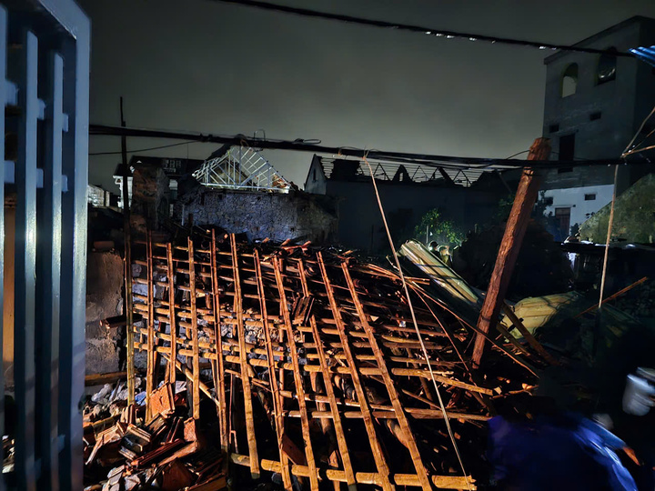 Dông lốc quét qua Ninh Bình, hất đổ loạt ô tô và nhà dân, 1 người tử vong- Ảnh 1.