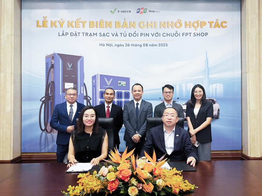 Động thái đầu tiên của VinFast trong chiến lược đổi pin xe máy điện: Bắt tay với FPT Shop, cho phép đổi pin tại tất cả cửa hàng trên toàn quốc - Ảnh 1.