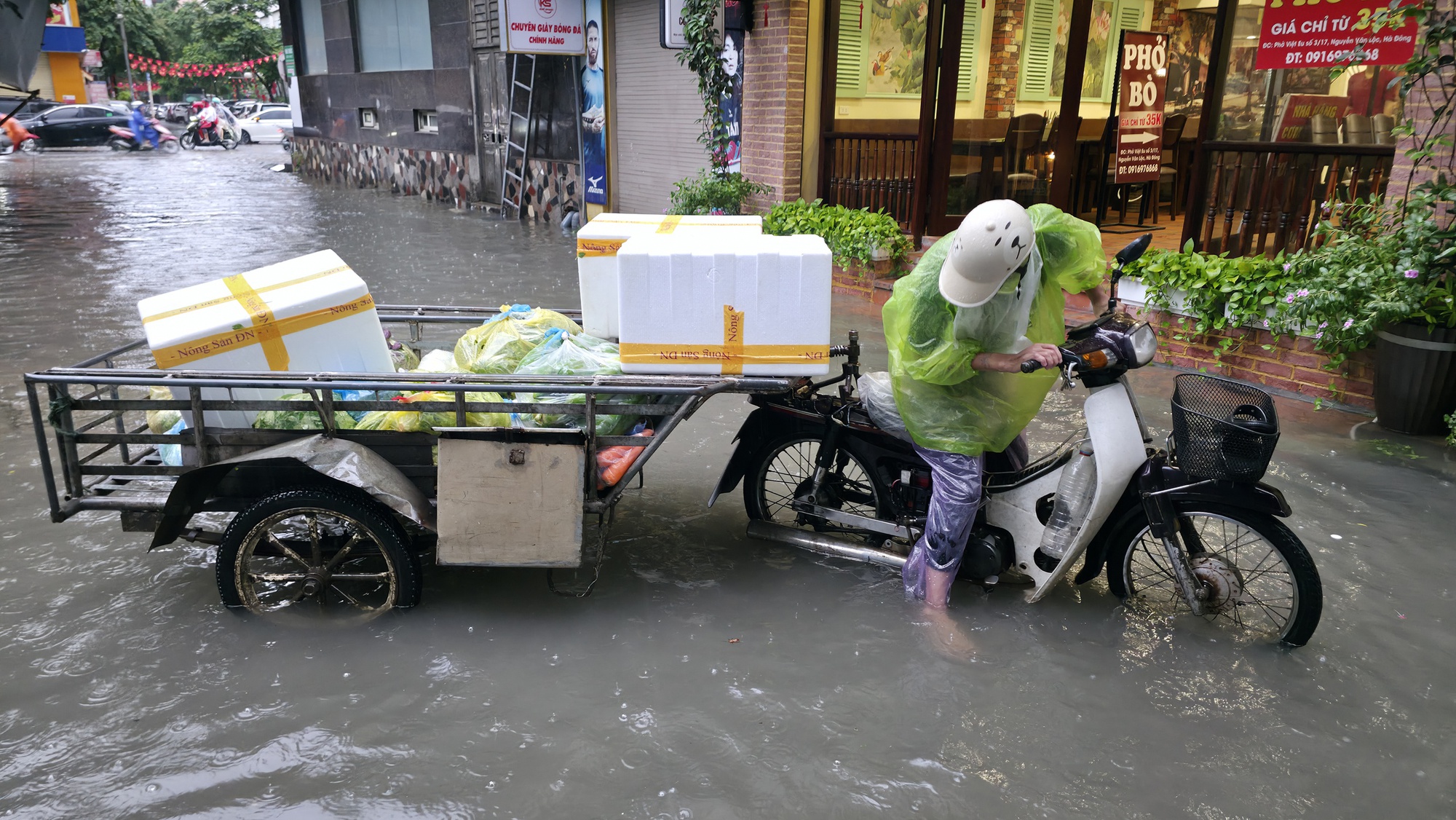 Hà Nội sáng nay ngập khủng khiếp- Ảnh 11. Hà Nội sáng nay ngập khủng khiếp- Ảnh 11.
