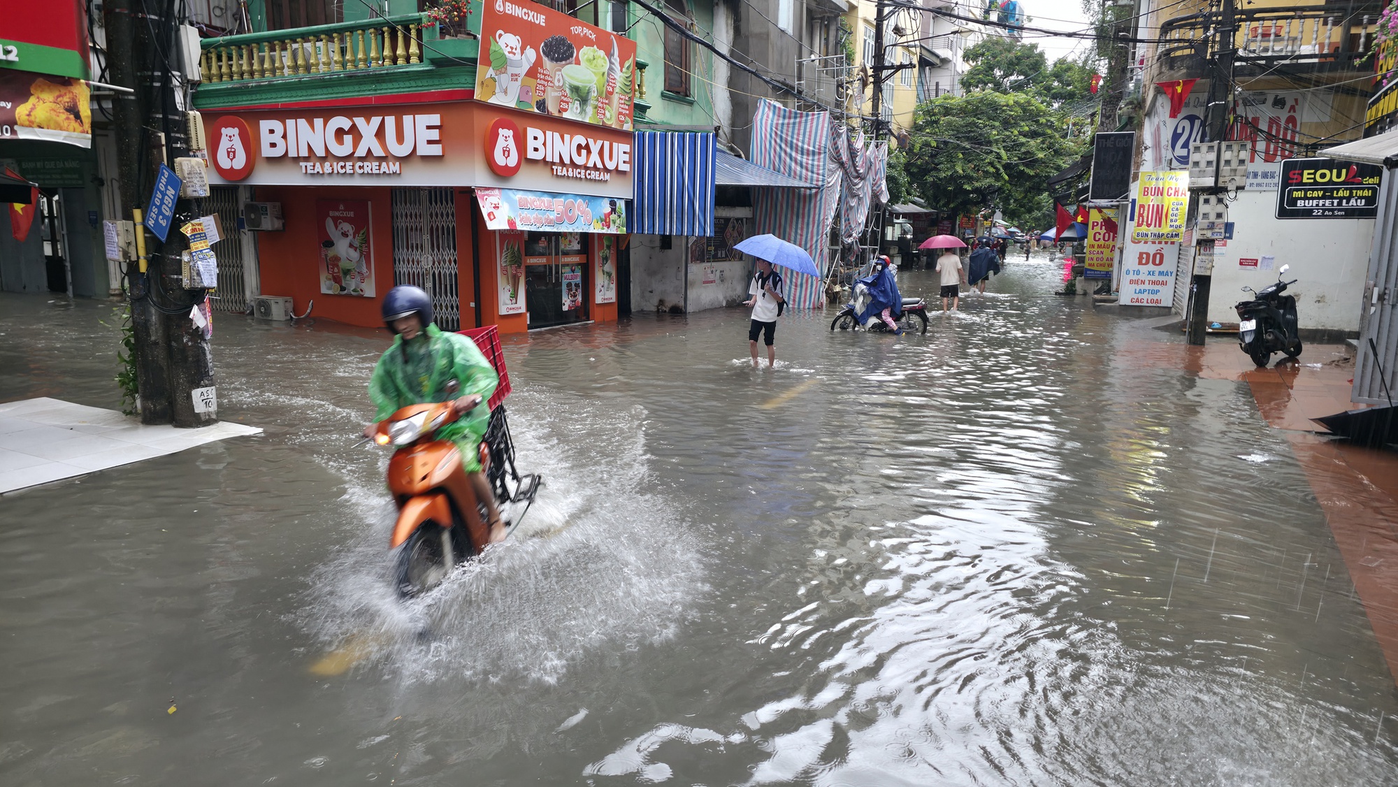 Hà Nội sáng nay ngập khủng khiếp- Ảnh 15. Hà Nội sáng nay ngập khủng khiếp- Ảnh 15.