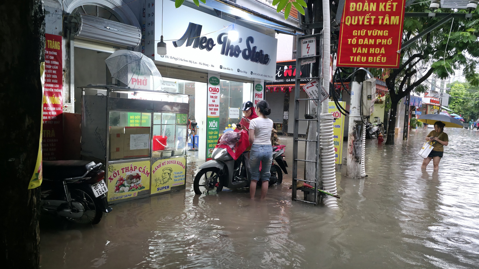 Hà Nội sáng nay ngập khủng khiếp- Ảnh 10. Hà Nội sáng nay ngập khủng khiếp- Ảnh 10.