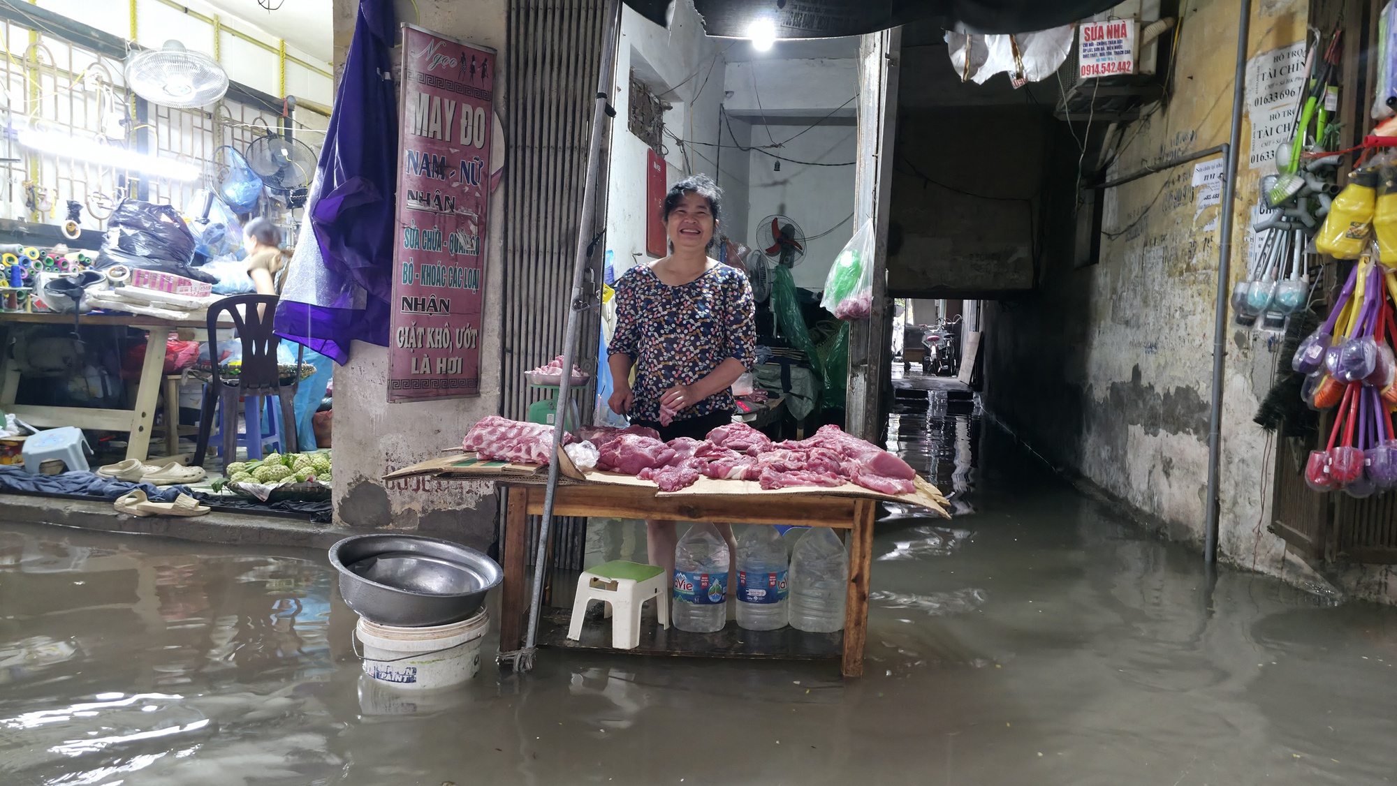 Hà Nội sáng nay ngập khủng khiếp- Ảnh 12. Hà Nội sáng nay ngập khủng khiếp- Ảnh 12.