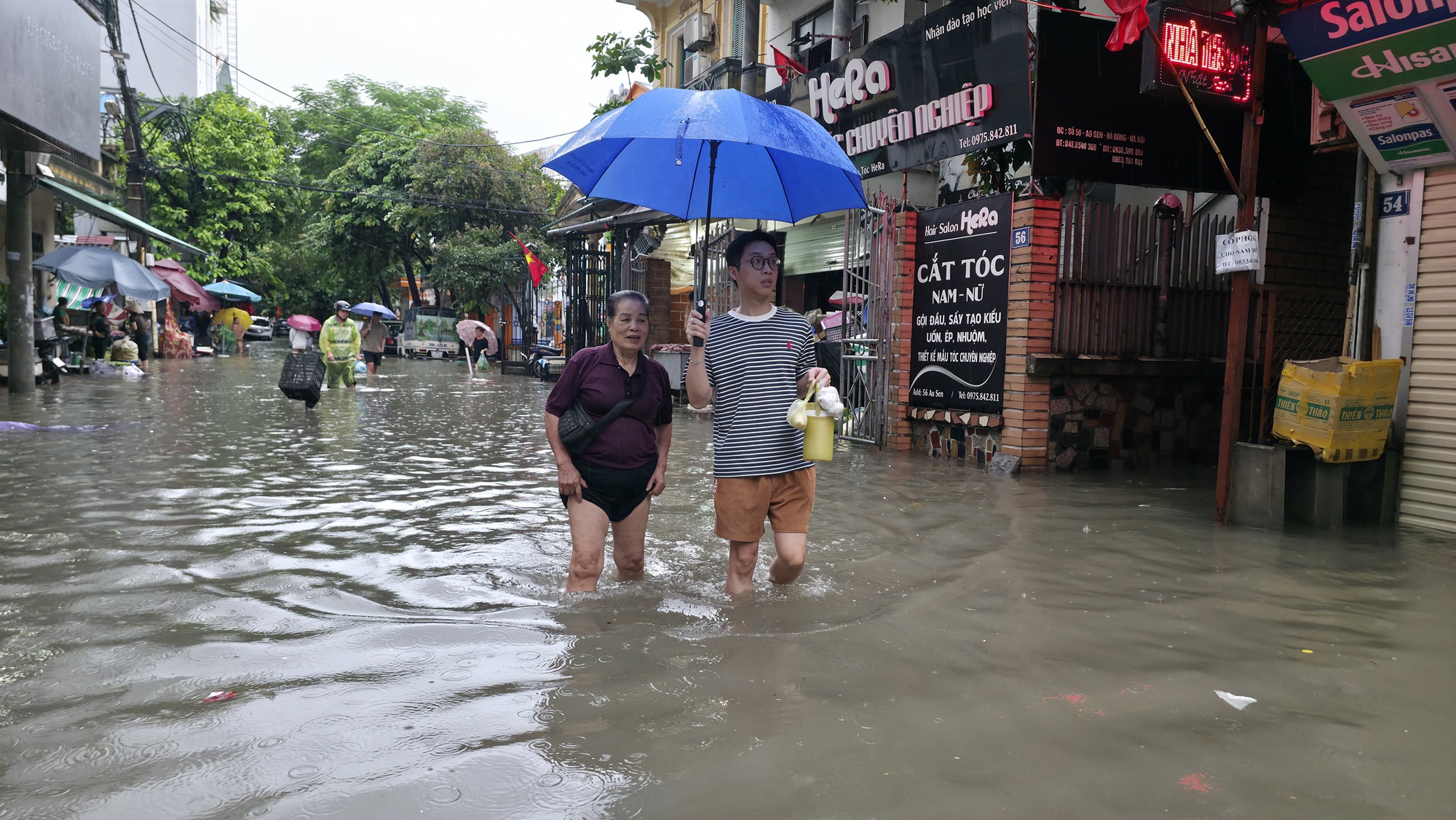 Hà Nội sáng nay ngập khủng khiếp- Ảnh 14. Hà Nội sáng nay ngập khủng khiếp- Ảnh 14.