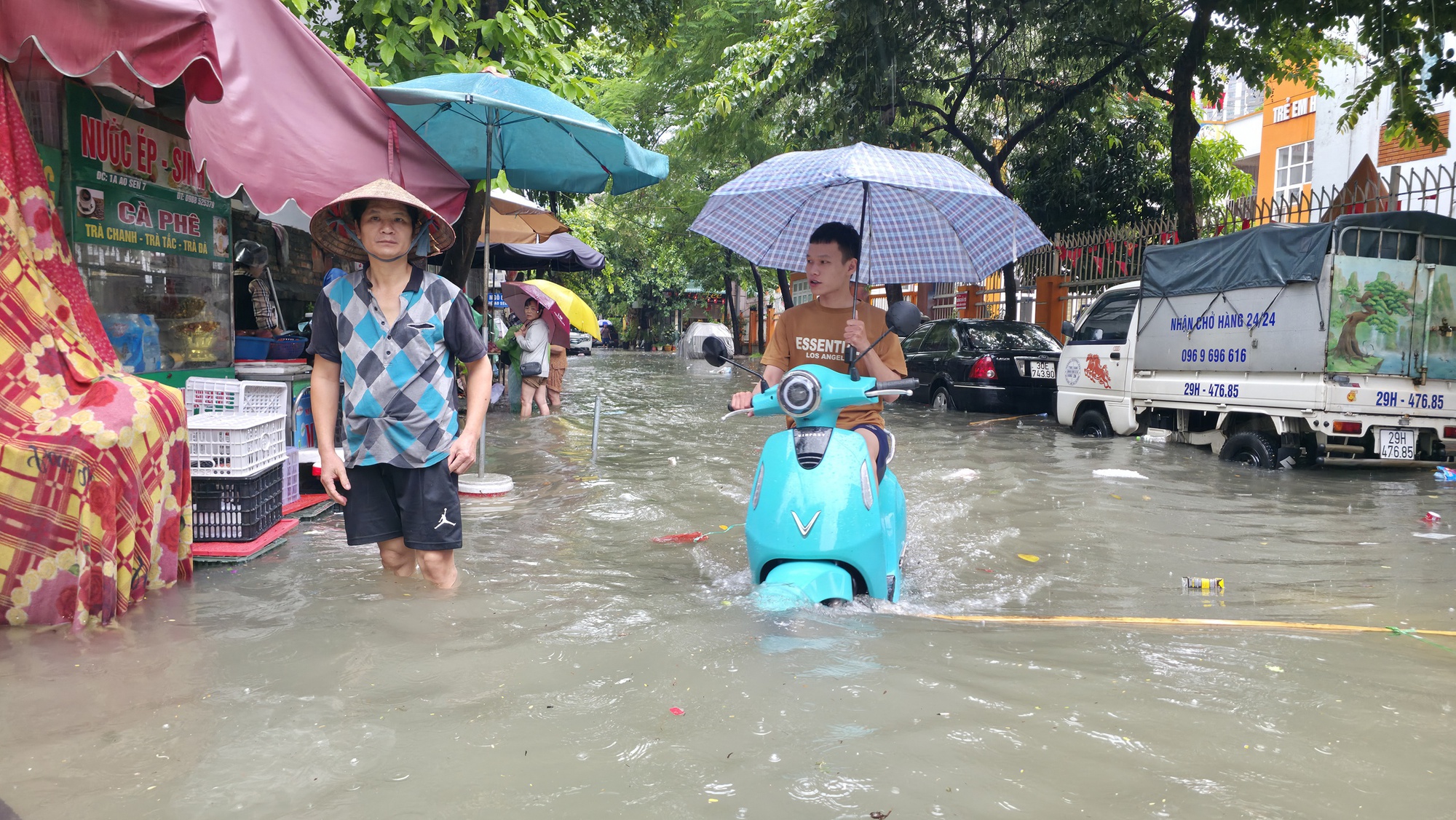 Hà Nội sáng nay ngập khủng khiếp- Ảnh 17. Hà Nội sáng nay ngập khủng khiếp- Ảnh 17.