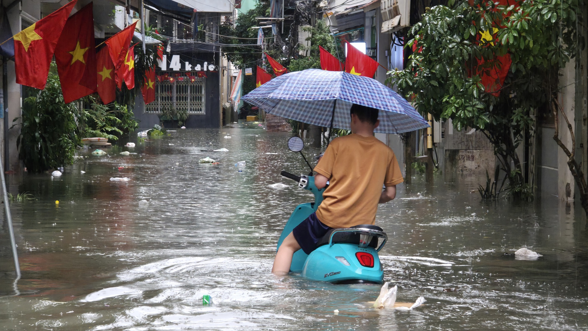 Hà Nội sáng nay ngập khủng khiếp- Ảnh 27. Hà Nội sáng nay ngập khủng khiếp- Ảnh 27.