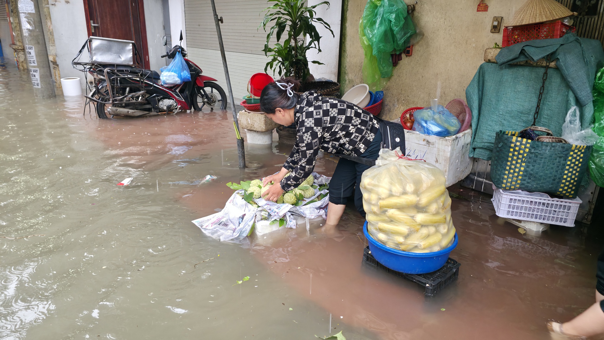 Hà Nội sáng nay ngập khủng khiếp- Ảnh 13. Hà Nội sáng nay ngập khủng khiếp- Ảnh 13.
