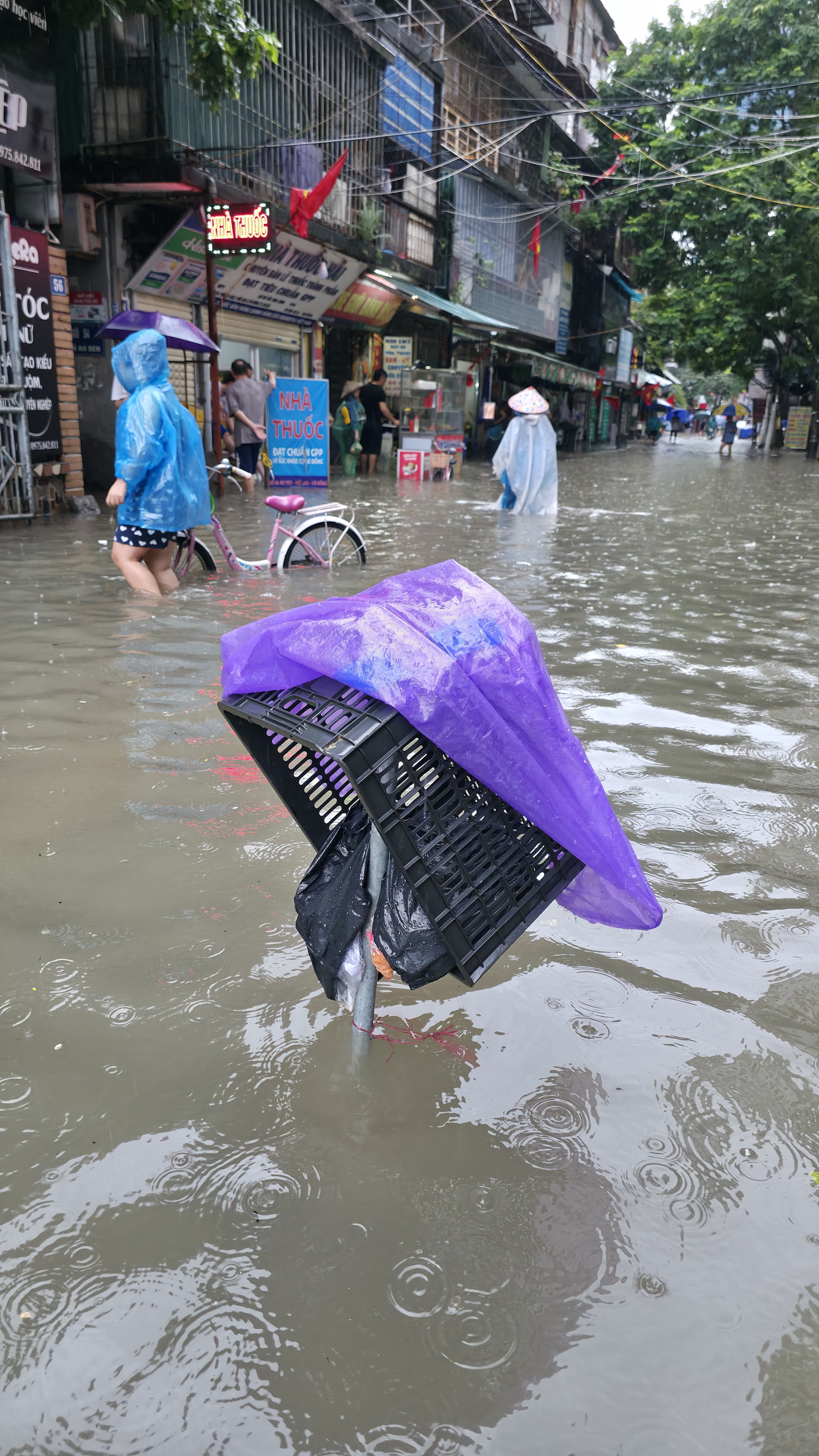 Hà Nội sáng nay ngập khủng khiếp- Ảnh 18. Hà Nội sáng nay ngập khủng khiếp- Ảnh 18.