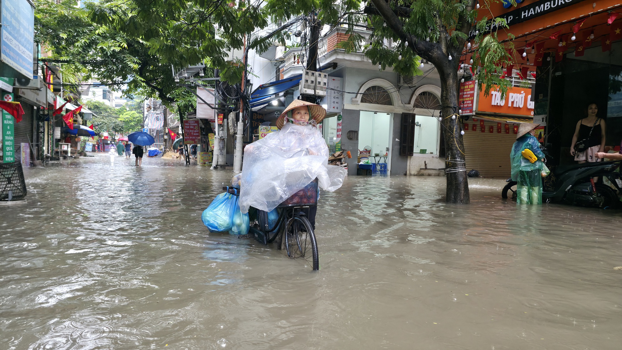 Hà Nội sáng nay ngập khủng khiếp- Ảnh 16. Hà Nội sáng nay ngập khủng khiếp- Ảnh 16.