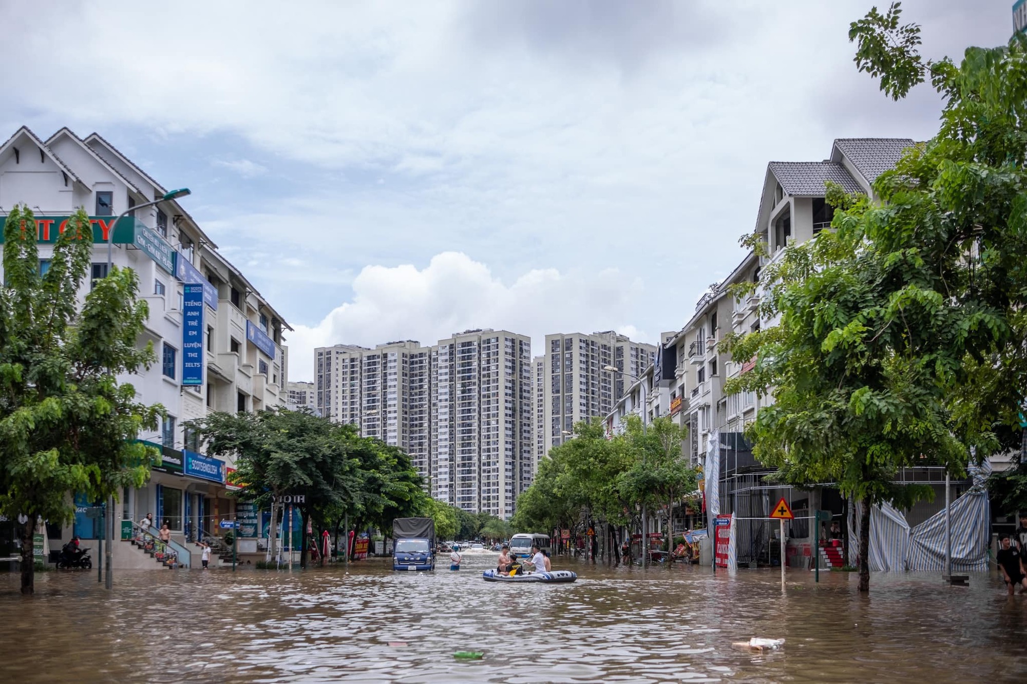 "Làng" biệt thự triệu đô Hà Nội ngập trong "biển nước"