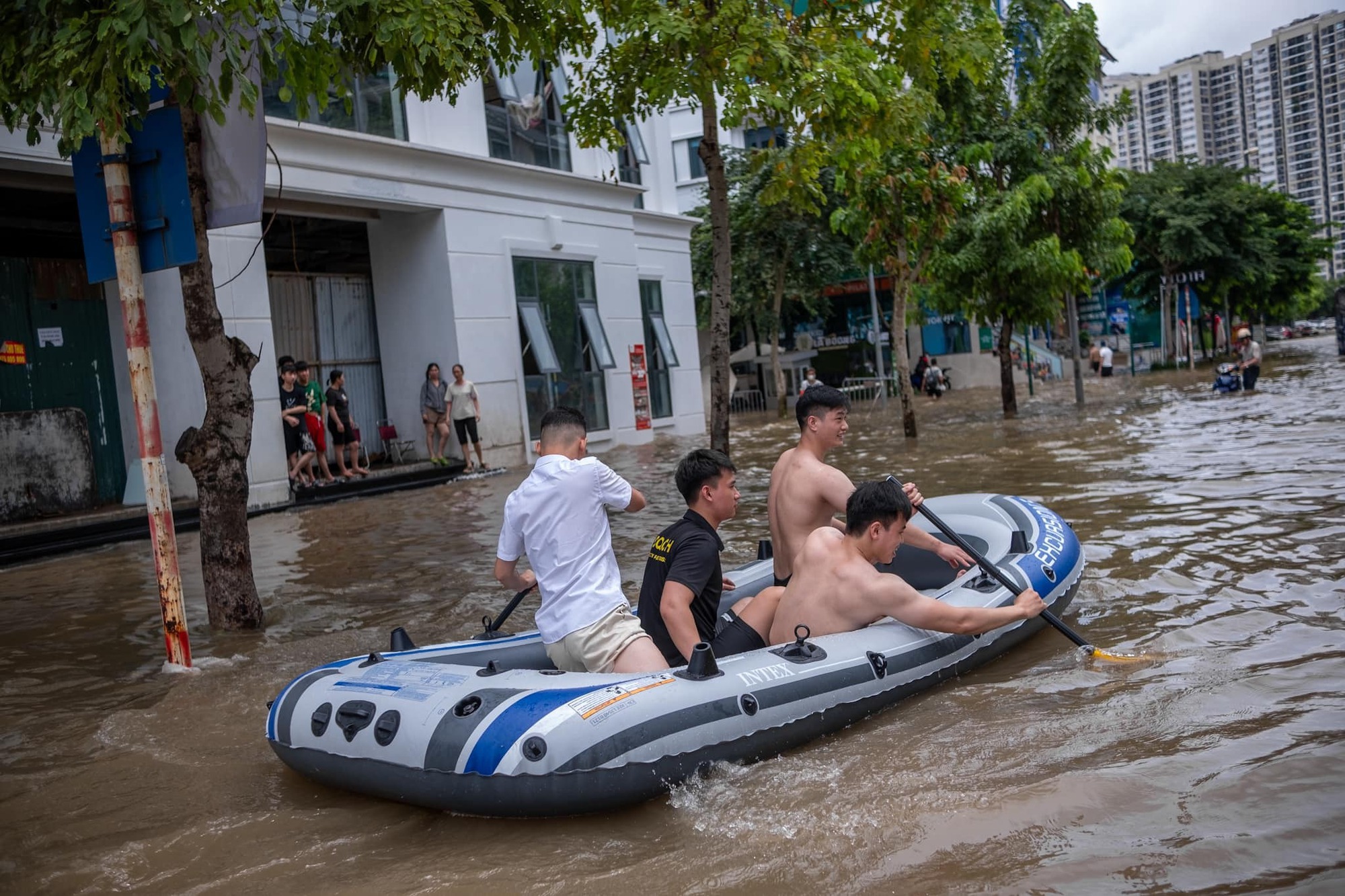 "Làng" biệt thự triệu đô Hà Nội ngập trong "biển nước"