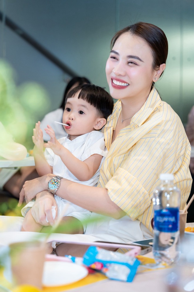 Nghe cách Đàm Thu Trang giảng giải sau khi con khóc lóc ăn vạ: Dân mạng khen Cường Đô La đã cưới đúng người- Ảnh 1.