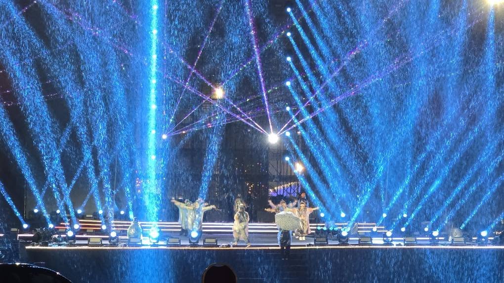 Mưa trắng trời trước giờ concert quốc gia khiến cả ngàn người chờ lấy vé, Cục trưởng Xuân Bắc nói 1 câu nghe mà xót- Ảnh 6. Mưa trắng trời trước giờ concert quốc gia khiến cả ngàn người chờ lấy vé, Cục trưởng Xuân Bắc nói 1 câu nghe mà xót- Ảnh 6.