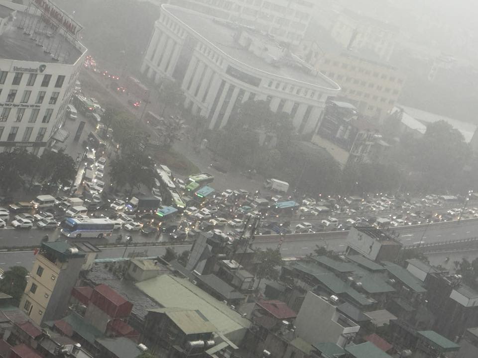 Hà Nội sáng nay ngập khủng khiếp- Ảnh 9. Hà Nội sáng nay ngập khủng khiếp- Ảnh 9.